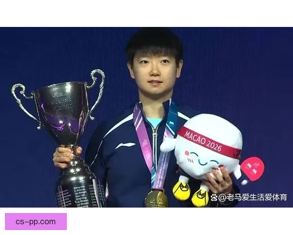 孙颖莎世界杯颁奖瞬间萌化全场 小宝贝甜美表情引发现场欢呼